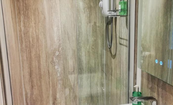 Room 5 - Ensuite